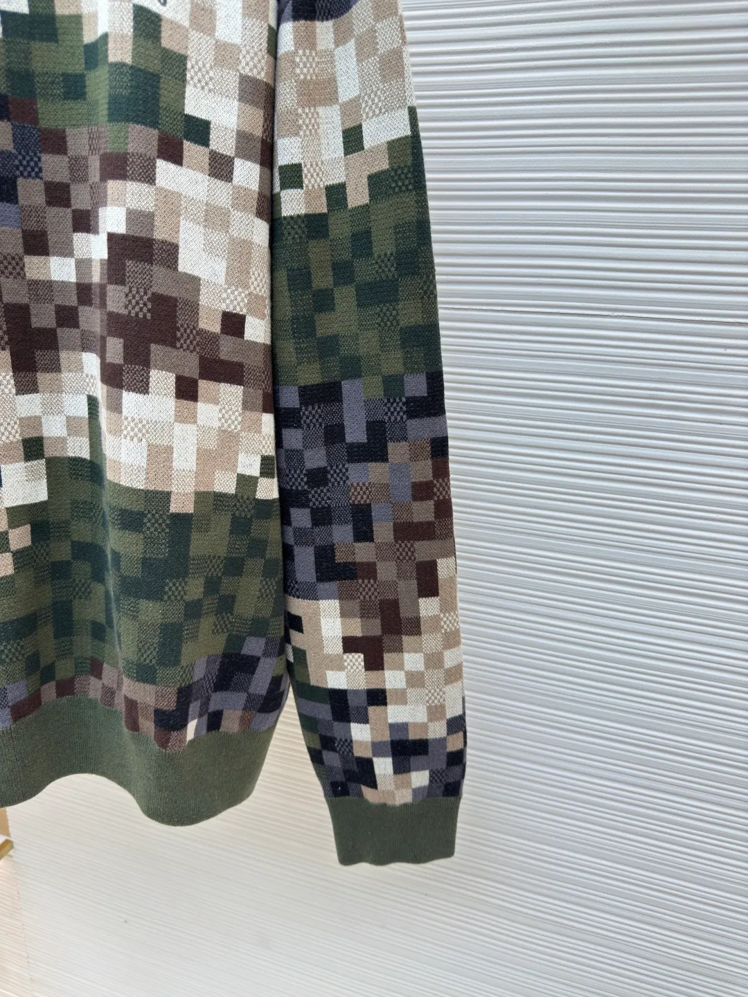 LOUIS VUITTON mosaic jacquard pullover ●Authentic product: 15600 purchased and developed ●Item number: 1680303-C55 ●Fabric: cotton fabric ●Technology: jacquard production ●Version: fitted version ●Weight: about 740 grams ●Size: elements, showing a delicate texture like snake leather. The intricate jacquard texture reflects Micro Der details, and the embroidered logo embellishes the chest, making it easy to integrate into everyday looks. Standard fit with all-over Snakoflage jacquard logo embroidered on the chest, Marque at center back, 1.VuittonDeposee embroidered patches at ribbed collar, cuffs and hem. The overall wiring is straight and delicate, the fabric is comfortable and soft, and the color is consistent without color difference. It can be matched with the same style to create a fashionable look and control various occasions. Customized accessories, complete with three standards, same style for men and women!
